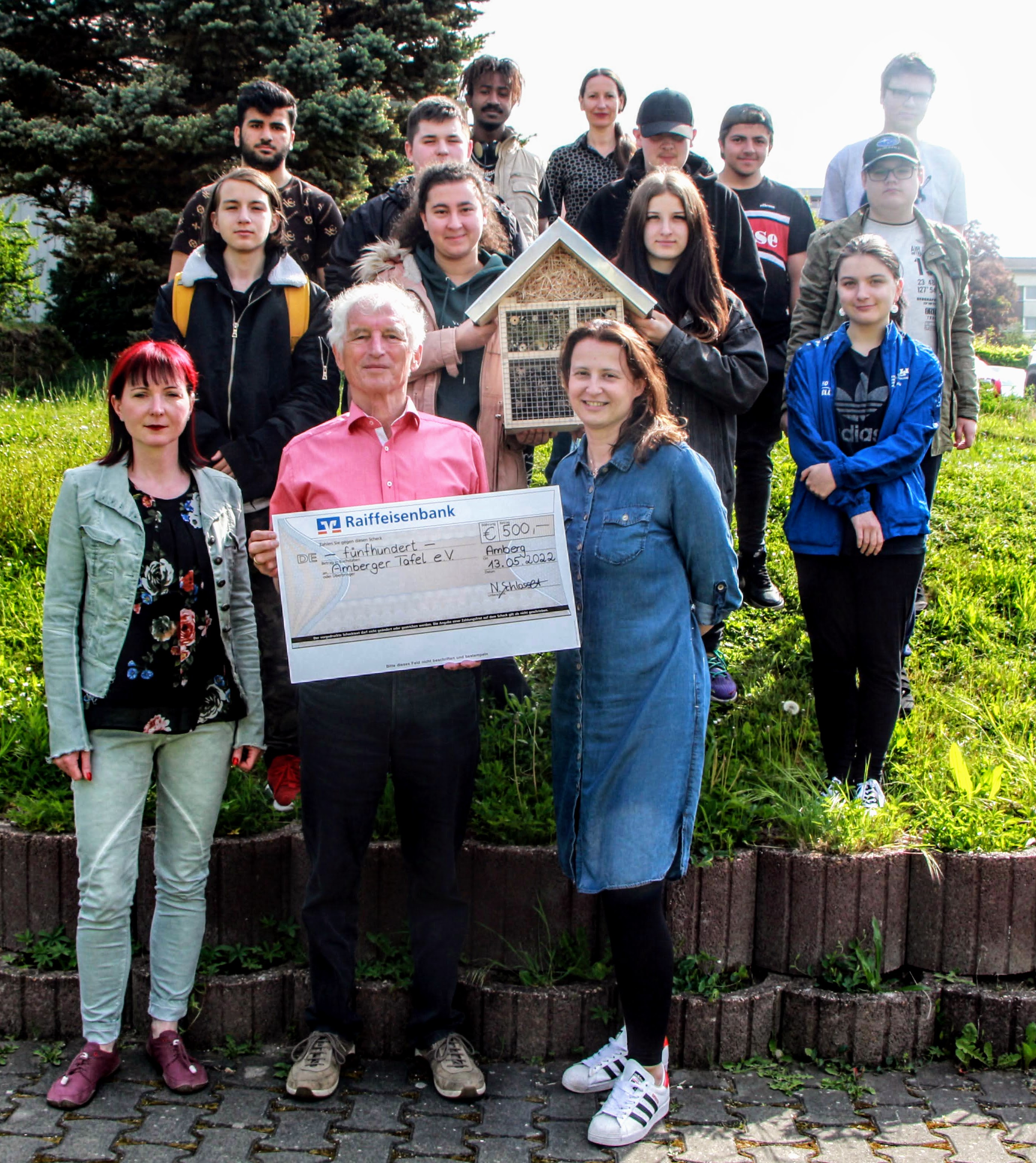 von links: Silvia Völkl-Renner, Zentrumsleitung Kolping-Bildungswerk Amberg, Bernhard Saurenbach, 1. Vorsitzender der Amberger Tafel, Nicole Schlosser, Sozialpädagogische Betreuung BVJ-k